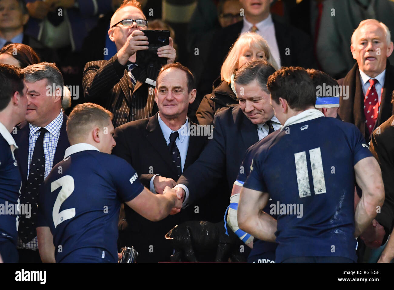 Reg Clark, Rhino Rugby Chief Executive si congratula con l'Università di Oxford per vincere il 2018 Gamma corrispondano durante gamma Match 2018 tra Ourfc v Curufc a Twickenham Stadium di giovedì, 06 dicembre 2018. Londra Inghilterra. (Solo uso editoriale, è richiesta una licenza per uso commerciale. Nessun uso in scommesse, giochi o un singolo giocatore/club/league pubblicazioni.) Credito: Taka G Wu/Alamy News Foto Stock