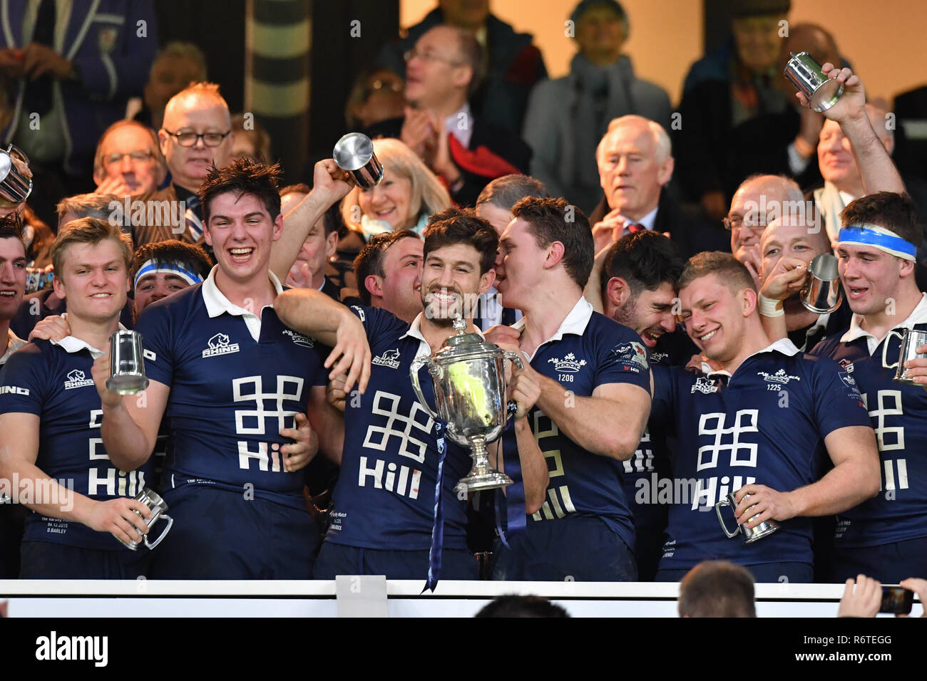 Oxford University a festeggiare la conquista di The Varsity Trophy durante la Gamma Match 2018 tra Ourfc v Curufc a Twickenham Stadium di giovedì, 06 dicembre 2018. Londra Inghilterra. (Solo uso editoriale, è richiesta una licenza per uso commerciale. Nessun uso in scommesse, giochi o un singolo giocatore/club/league pubblicazioni.) Credito: Taka G Wu/Alamy News Foto Stock