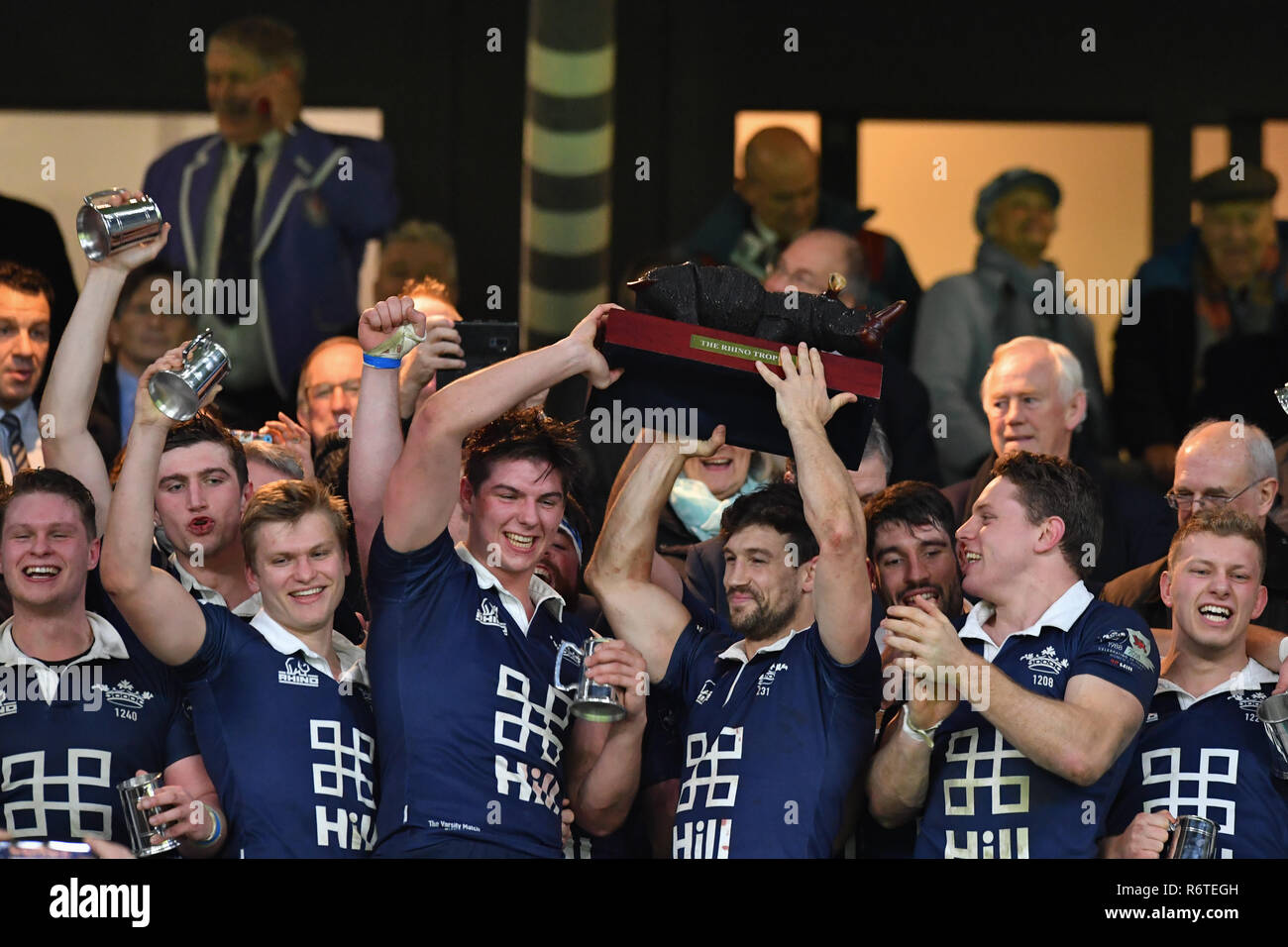 Oxford University a festeggiare la conquista di The Varsity Trophy durante la Gamma Match 2018 tra Ourfc v Curufc a Twickenham Stadium di giovedì, 06 dicembre 2018. Londra Inghilterra. (Solo uso editoriale, è richiesta una licenza per uso commerciale. Nessun uso in scommesse, giochi o un singolo giocatore/club/league pubblicazioni.) Credito: Taka G Wu/Alamy News Foto Stock