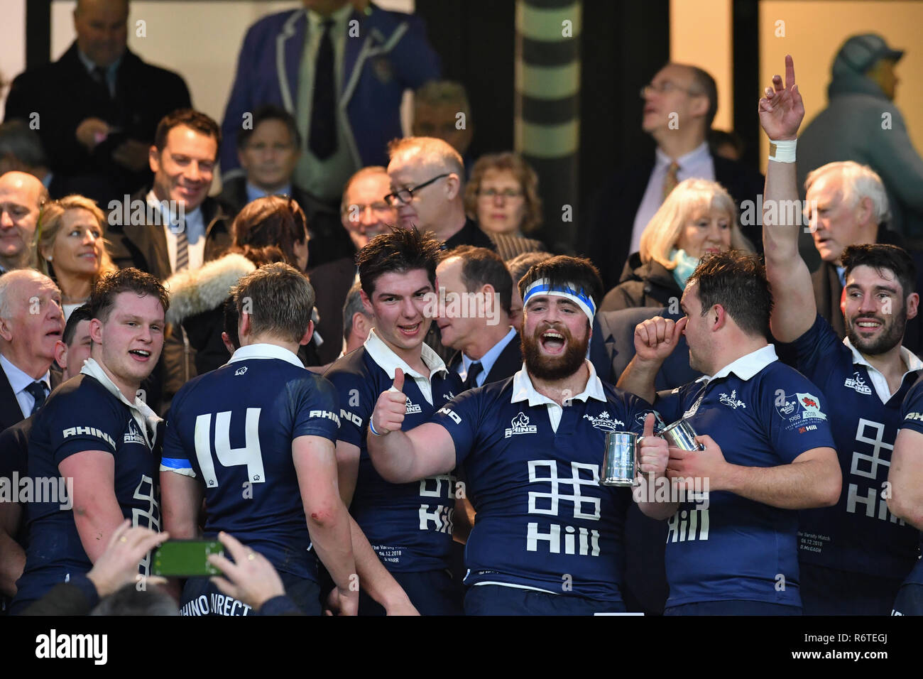 Oxford University a festeggiare la conquista di The Varsity Trophy durante la Gamma Match 2018 tra Ourfc v Curufc a Twickenham Stadium di giovedì, 06 dicembre 2018. Londra Inghilterra. (Solo uso editoriale, è richiesta una licenza per uso commerciale. Nessun uso in scommesse, giochi o un singolo giocatore/club/league pubblicazioni.) Credito: Taka G Wu/Alamy News Foto Stock