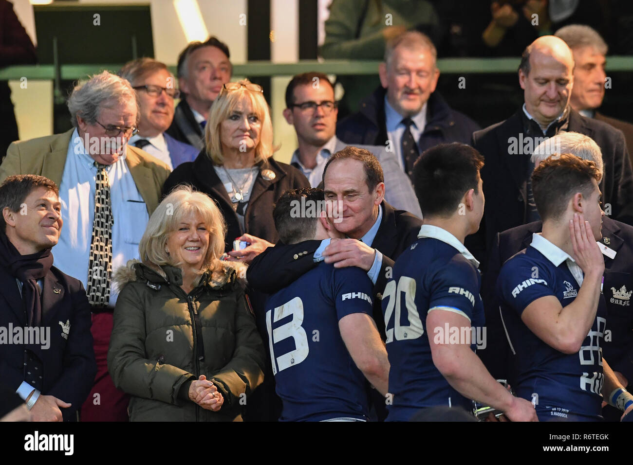 Reg Clark, Rhino Rugby Chief Executive si congratula con l'Università di Oxford per vincere il 2018 Gamma corrispondano durante gamma Match 2018 tra Ourfc v Curufc a Twickenham Stadium di giovedì, 06 dicembre 2018. Londra Inghilterra. (Solo uso editoriale, è richiesta una licenza per uso commerciale. Nessun uso in scommesse, giochi o un singolo giocatore/club/league pubblicazioni.) Credito: Taka G Wu/Alamy News Foto Stock