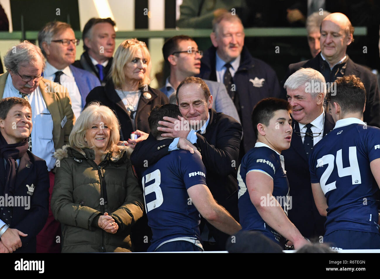 Reg Clark, Rhino Rugby Chief Executive si congratula con l'Università di Oxford per vincere il 2018 Gamma corrispondano durante gamma Match 2018 tra Ourfc v Curufc a Twickenham Stadium di giovedì, 06 dicembre 2018. Londra Inghilterra. (Solo uso editoriale, è richiesta una licenza per uso commerciale. Nessun uso in scommesse, giochi o un singolo giocatore/club/league pubblicazioni.) Credito: Taka G Wu/Alamy News Foto Stock