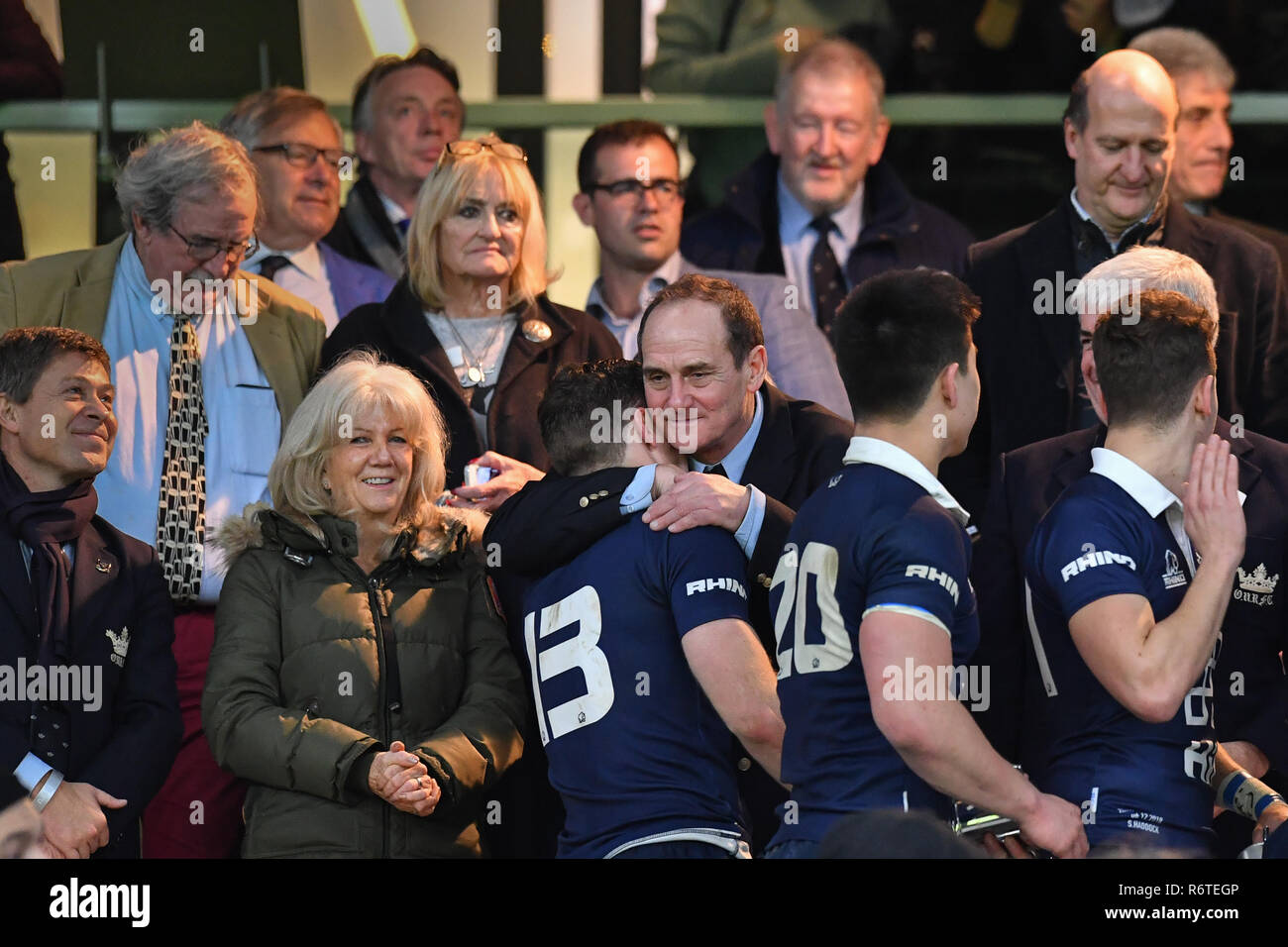 Reg Clark, Rhino Rugby Chief Executive si congratula con l'Università di Oxford per vincere il 2018 Gamma corrispondano durante gamma Match 2018 tra Ourfc v Curufc a Twickenham Stadium di giovedì, 06 dicembre 2018. Londra Inghilterra. (Solo uso editoriale, è richiesta una licenza per uso commerciale. Nessun uso in scommesse, giochi o un singolo giocatore/club/league pubblicazioni.) Credito: Taka G Wu/Alamy News Foto Stock