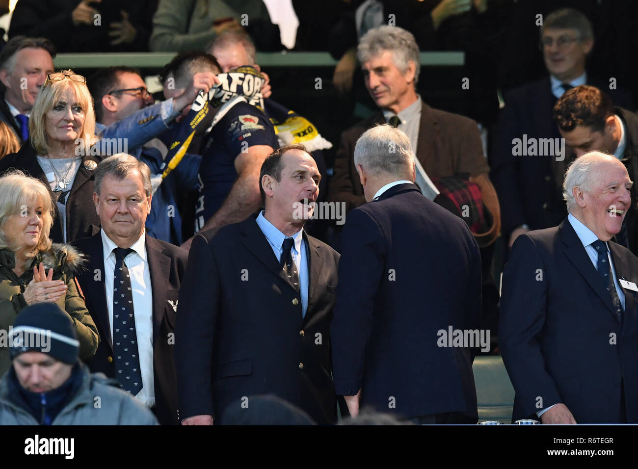 Reg Clark, Rhino Rugby Chief Executive si congratula con l'Università di Oxford per vincere il 2018 Gamma corrispondano durante gamma Match 2018 tra Ourfc v Curufc a Twickenham Stadium di giovedì, 06 dicembre 2018. Londra Inghilterra. (Solo uso editoriale, è richiesta una licenza per uso commerciale. Nessun uso in scommesse, giochi o un singolo giocatore/club/league pubblicazioni.) Credito: Taka G Wu/Alamy News Foto Stock