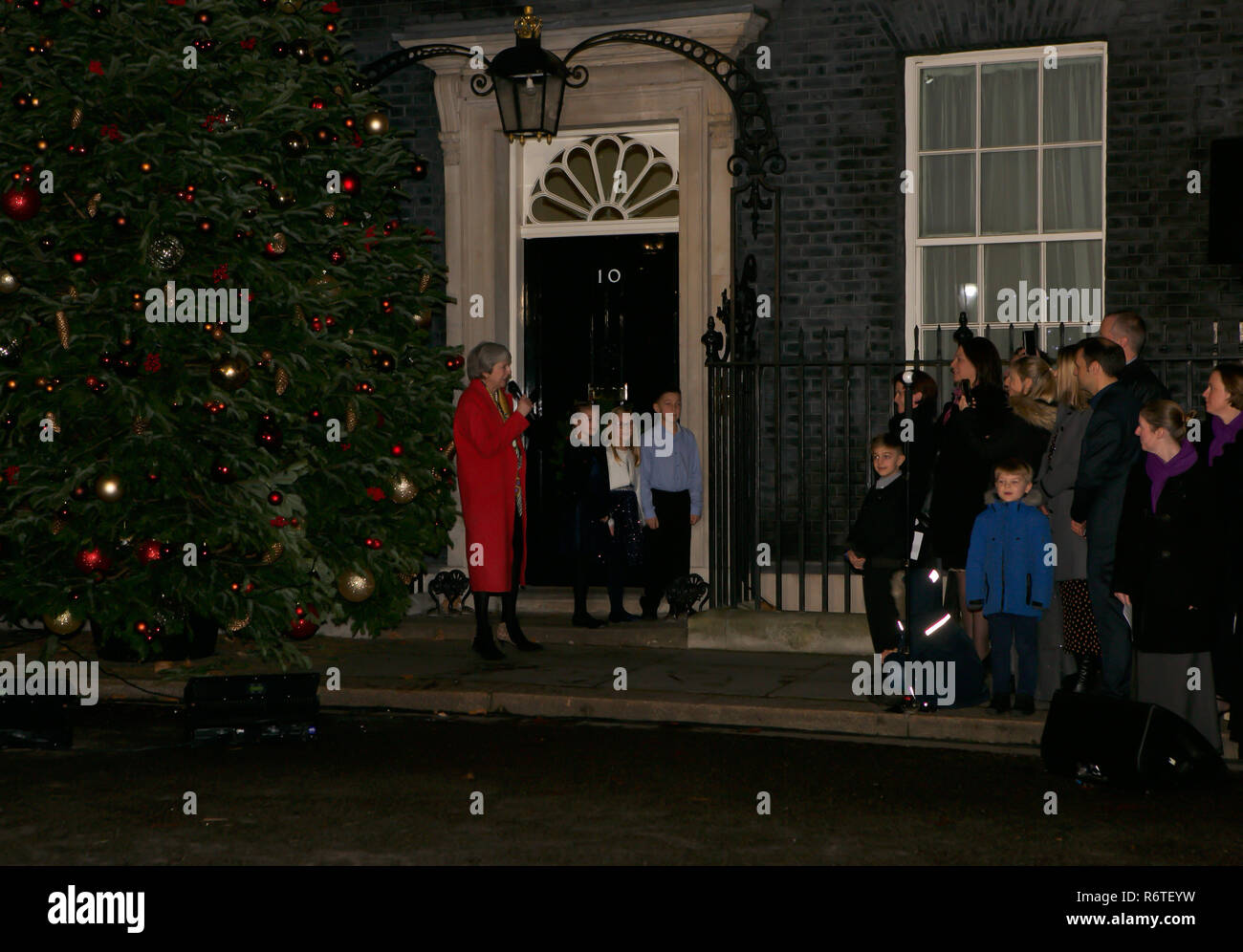 Londra, Regno Unito. Il 6 dicembre 2018.Il Primo Ministro, Theresa Maggio, interruttori sul Downing St le luci di Natale. I membri del militare mogli cori eseguito anche. Credito: Keith Larby/Alamy Live News Foto Stock