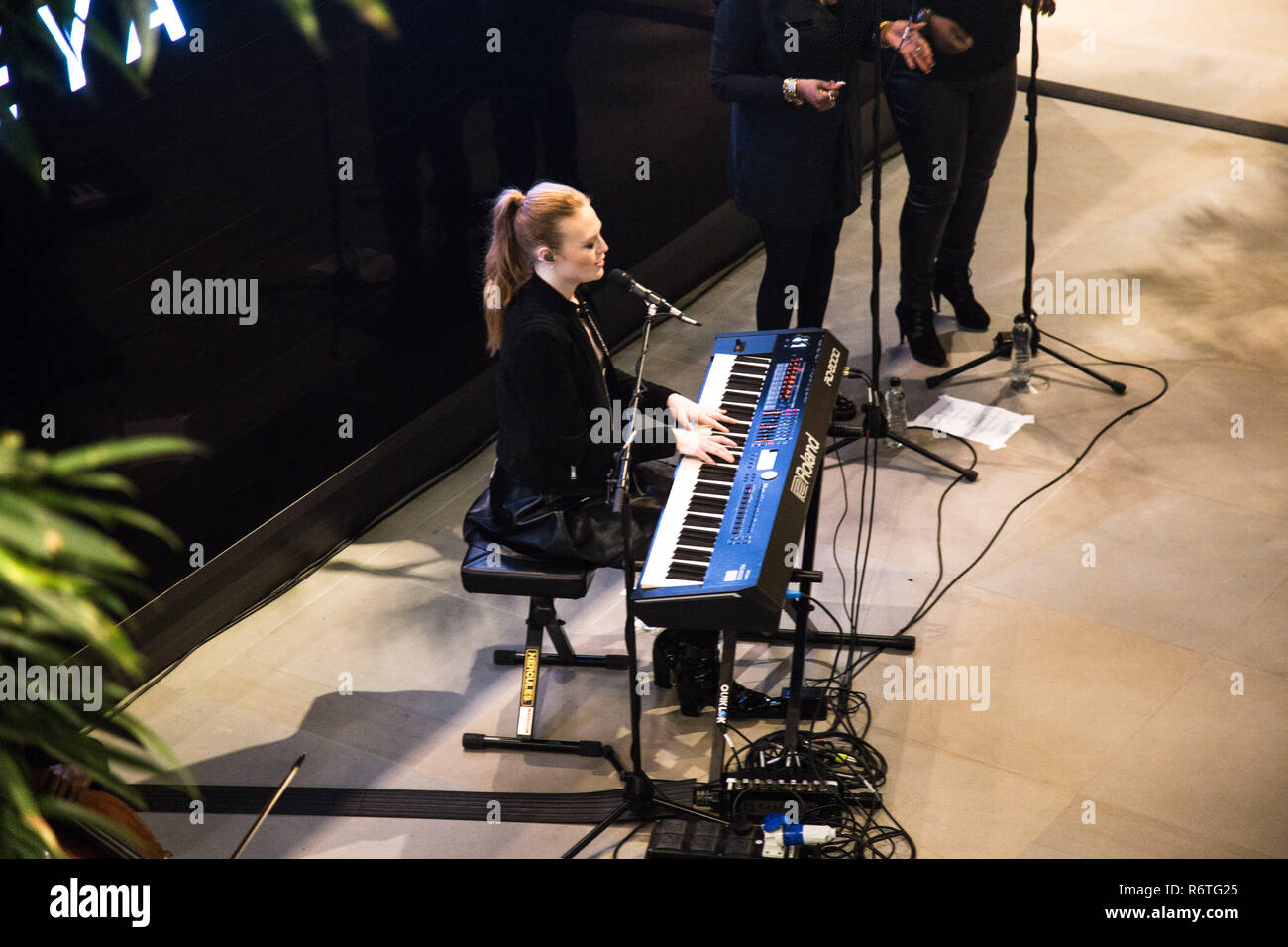 Londra, Regno Unito. Il 6 dicembre 2018. Oggi a Apple - Freya circoscrizioni di eseguire presso Apple Store Covent Garden di Londra il 6 dicembre 2018 Credit: Tom Rose/Alamy Live News Foto Stock