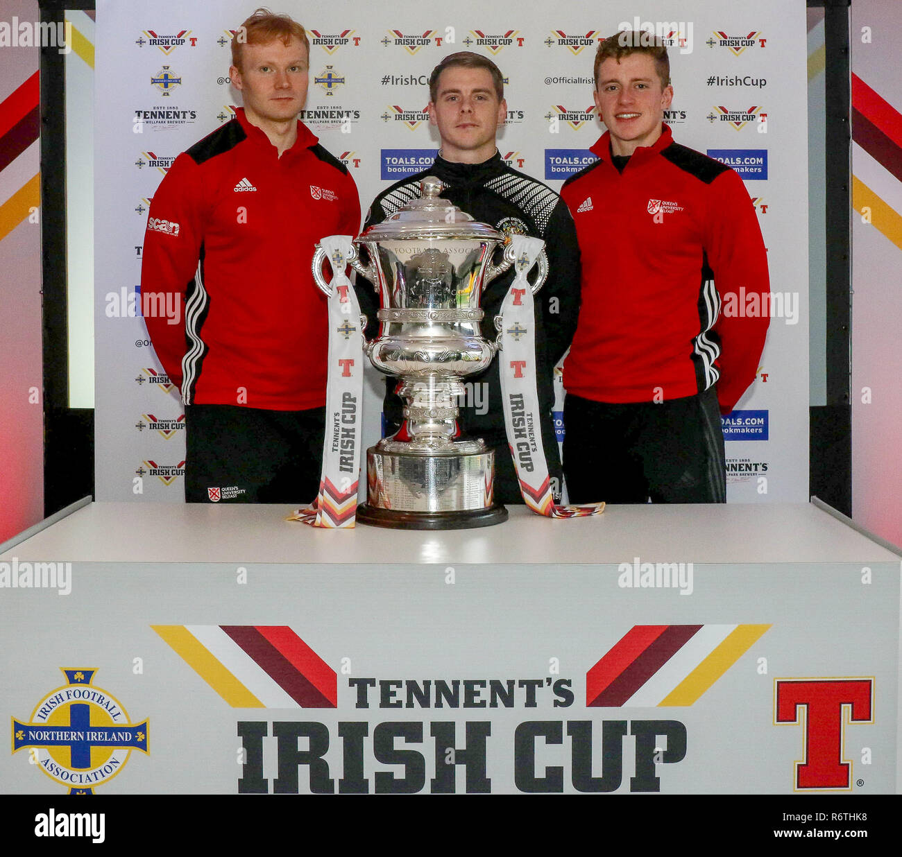 Windsor Park, Belfast, Irlanda del Nord, Regno Unito. 06 dicembre 2018. Il sorteggio per il quinto round del Tennent's Irish Cup è stato fatto oggi. In questa fase di Premiership irlandese e campionato club venuto nel disegnare lungo con intermedia/junior i lati. Il quinto round cravatte sarà svolto il 05 gennaio 2019. Queen's University di Belfast v Lisburn Distillery. (Nero). (L-R) Daire Rooney, Aaron Harris e Gareth Orr. Credito: David Hunter/Alamy Live News. Foto Stock