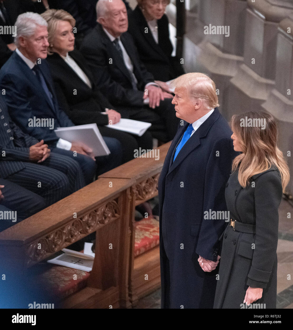 Il Presidente degli Stati Uniti, Trump e la first lady Melania Trump a piedi passato ex presidente degli Stati Uniti Bill Clinton, ex Segretario di Stato Usa Hillary Rodham Clinton ed ex Presidente statunitense Jimmy Carter, che arrivano per la National servizio funebre in onore del compianto ex presidente degli Stati Uniti George H.W. Bush alla Cattedrale Nazionale di Washington di Washington il Mercoledì, 5 dicembre 2018. Credito: Ron Sachs/CNP (restrizione: NO New York o New Jersey o giornali quotidiani nel raggio di 75 miglia da New York City) | utilizzo in tutto il mondo Foto Stock