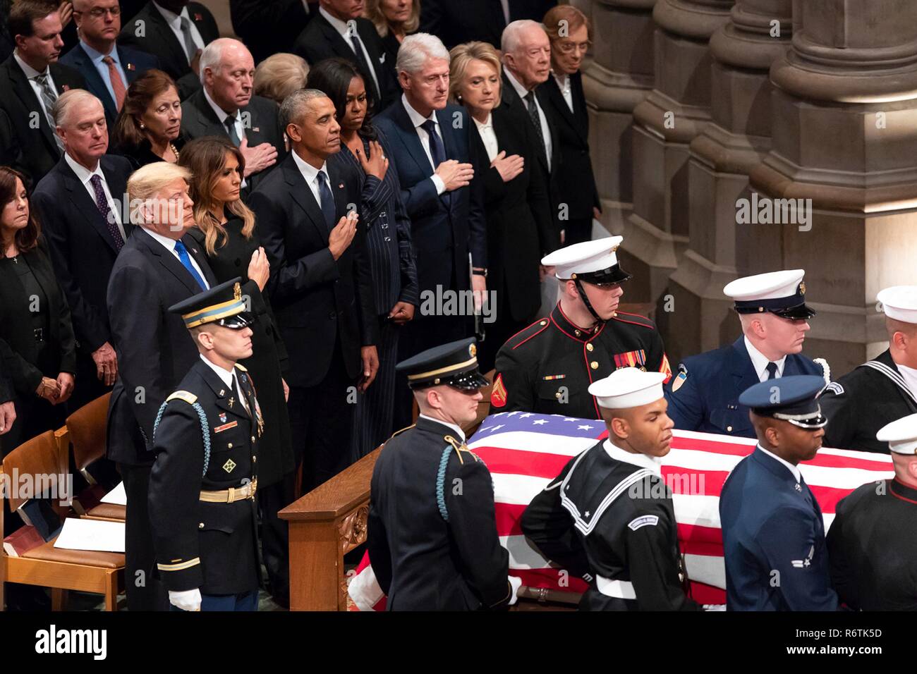 Stati Uniti Presidente Donald Trump e la First Lady Melania Trump unire ex presidenti e first ladies come bandiera drappeggiati scrigno di ex presidente George H.W. Bush è portato giù il corridoio della cattedrale nazionale per i funerali di Stato il 5 dicembre 2018 a Washington, DC. In piedi da sinistra a destra sono i seguenti: presidente Donald Trump, First Lady Melania Trump, Presidente Barack Obama e la First Lady Michelle Obama, Presidente Bill Clinton, First Lady Hillary Clinton, presidente Jimmy Carter e della prima Signora Rosalynn Carter. Bush, la quarantunesima edizione del presidente, morì nella sua casa di Houston all'età 94. Foto Stock