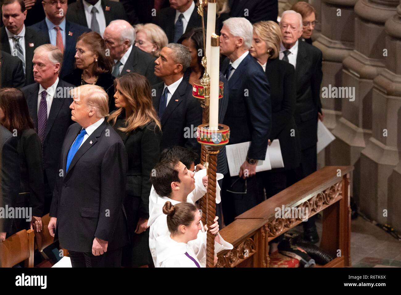 Stati Uniti Presidente Donald Trump e la First Lady Melania Trump unire ex presidenti e first ladies come bandiera drappeggiati scrigno di ex presidente George H.W. Bush è portato giù il corridoio della cattedrale nazionale presso i funerali di Stato il 5 dicembre 2018 a Washington, DC. In piedi da sinistra a destra sono i seguenti: presidente Donald Trump, First Lady Melania Trump, Presidente Barack Obama e la First Lady Michelle Obama, Presidente Bill Clinton, First Lady Hillary Clinton, presidente Jimmy Carter e della prima Signora Rosalynn Carter. Bush, la quarantunesima edizione del presidente, morì nella sua casa di Houston all'età 94. Foto Stock