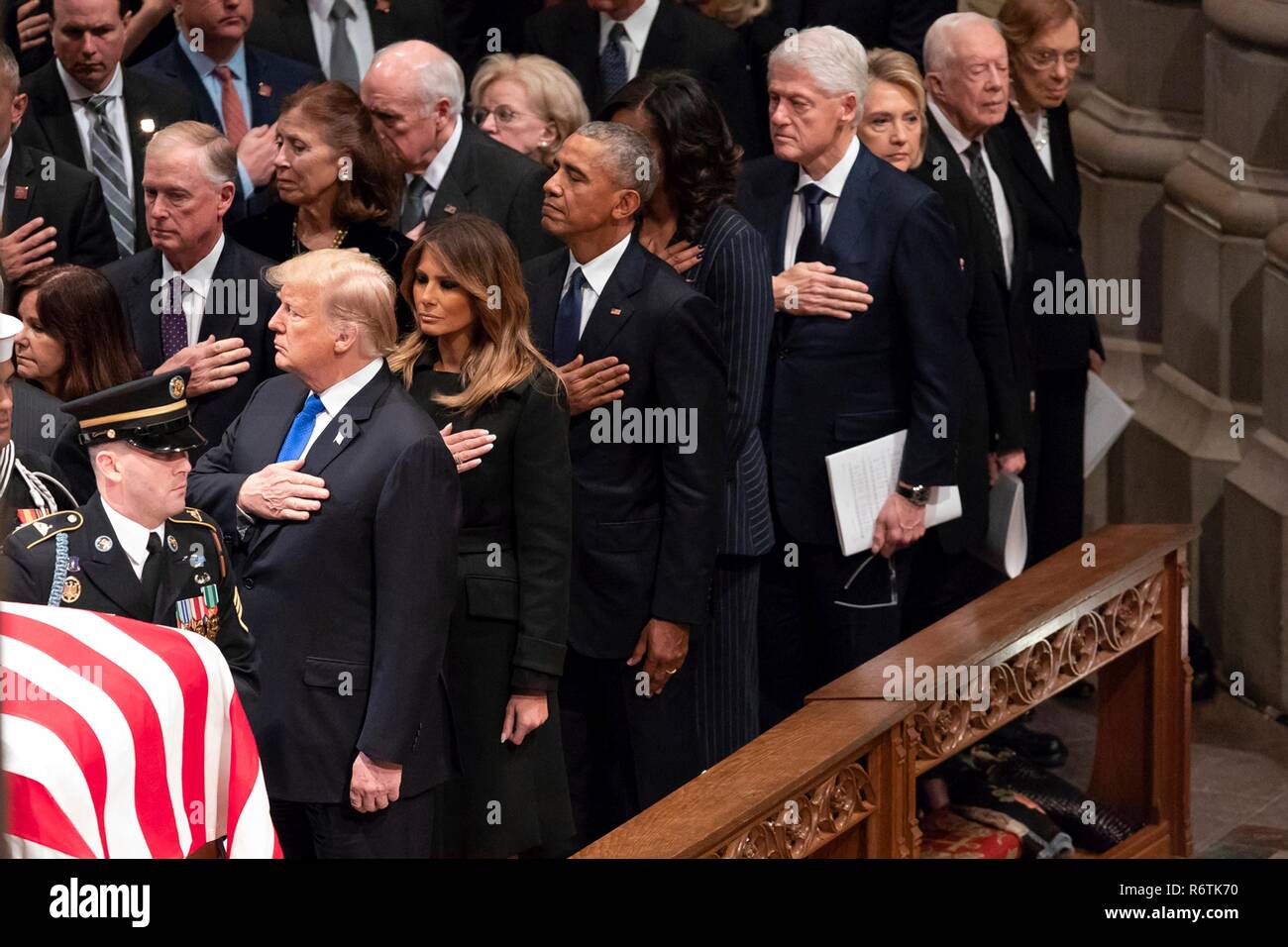 Stati Uniti Presidente Donald Trump e la First Lady Melania Trump unire ex presidenti e first ladies come bandiera drappeggiati scrigno di ex presidente George H.W. Bush è portato giù il corridoio della cattedrale nazionale presso i funerali di Stato il 5 dicembre 2018 a Washington, DC. In piedi da sinistra a destra sono i seguenti: presidente Donald Trump, First Lady Melania Trump, Presidente Barack Obama e la First Lady Michelle Obama, Presidente Bill Clinton, First Lady Hillary Clinton, presidente Jimmy Carter e della prima Signora Rosalynn Carter. Bush, la quarantunesima edizione del presidente, morì nella sua casa di Houston all'età 94. Foto Stock