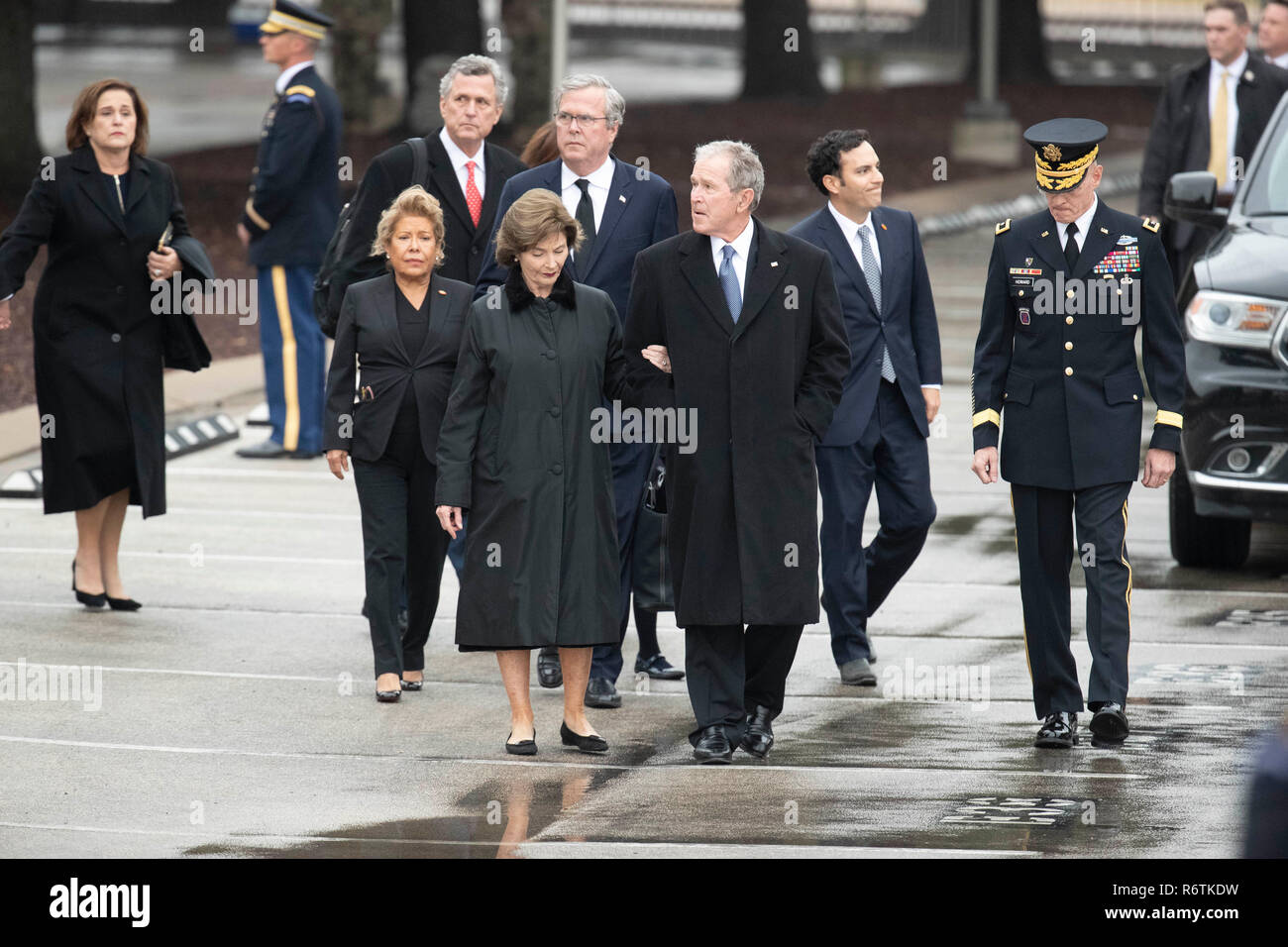 Ex Pres. George W Bush e la moglie Laura, Jeb Bush e la moglie Paloma, e Dorothy Bush Koch arrivano al Texas A&M University con il treno che porta lo scrigno dell ex Presidente George H.W. Bush prima della sepoltura presso la vicina Biblioteca George Bush. Foto Stock