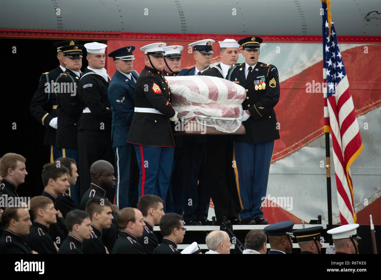 Militari di guardia d'onore pallbearers portano lo scrigno dell ex Presidente George H.W. Bussola da un funerale in treno da Houston dopo il suo arrivo in Texas A&M University per la sepoltura presso la Biblioteca George Bush sul campus. Foto Stock