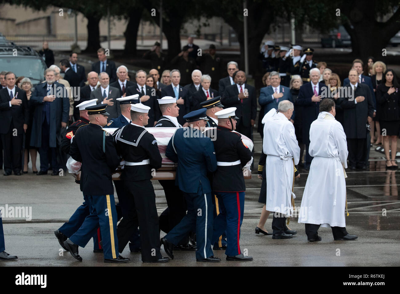 Militari di guardia d'onore pallbearers portano lo scrigno dell ex Presidente George H.W. Bussola da un funerale in treno da Houston dopo il suo arrivo in Texas A&M University per la sepoltura presso la Biblioteca George Bush sul campus. Foto Stock