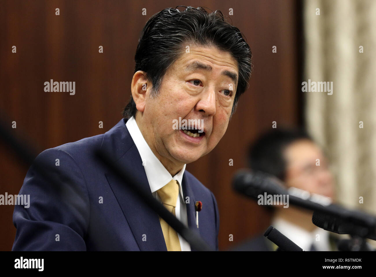 Tokyo, Giappone. 6 Dic 2018. Primo Ministro giapponese Shinzo Abe risponde a una domanda sulla parte superiore della casa comitato giudiziario sessione presso la Dieta Nazionale a Tokyo il giovedì, 6 dicembre 2018. Abe armadio e la coalizione di governo tenta di passare il controverso disegno di legge in materia di immigrazione il 7 dicembre mentre i partiti di opposizione domanda dimissione del presidente della commissione. Credito: Yoshio Tsunoda/AFLO/Alamy Live News Foto Stock