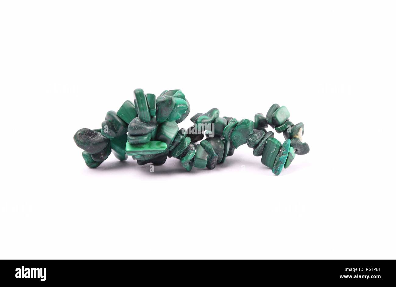 Malachite splinter catena su sfondo bianco Foto Stock