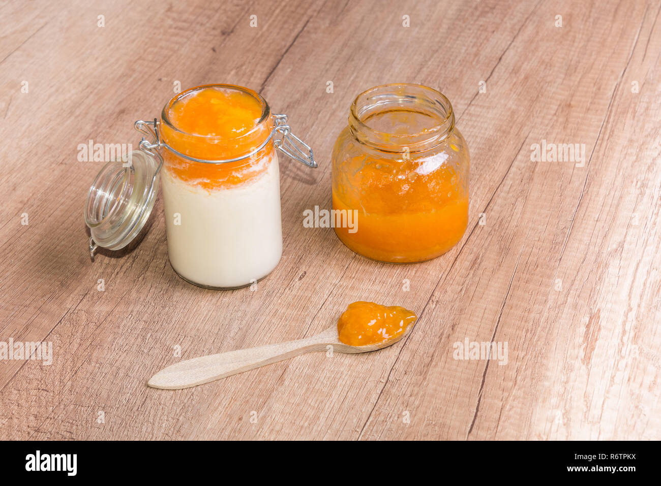 Rifiuti Zero salute pasto, yogurt fatto in casa e in casa confettura di pesche in un bicchiere del jar Foto Stock