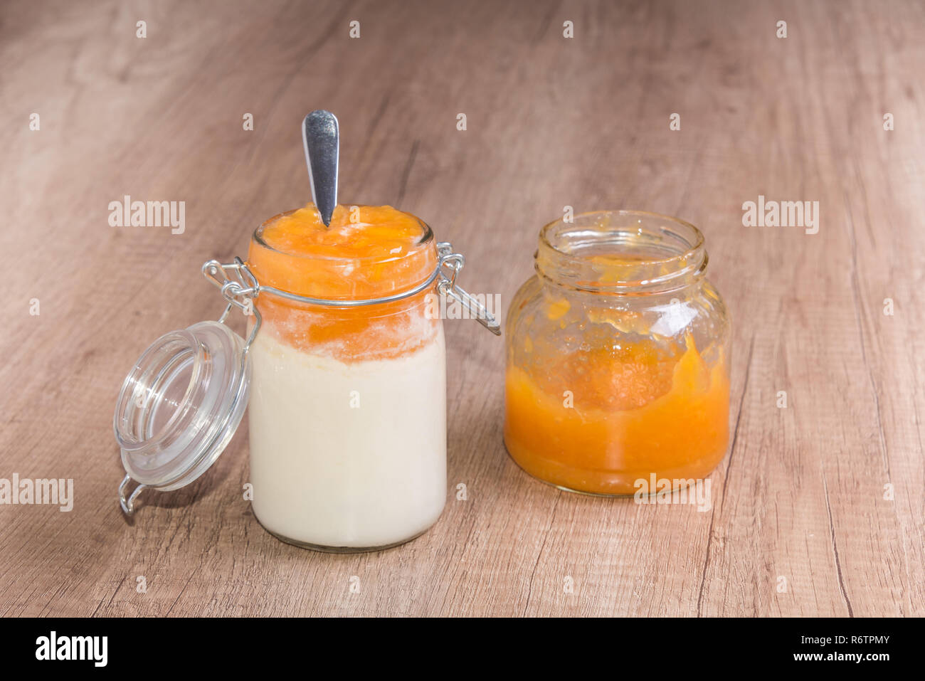 Rifiuti Zero salute pasto yogurt fatto in casa e confettura di pesche sul tavolo di legno Foto Stock