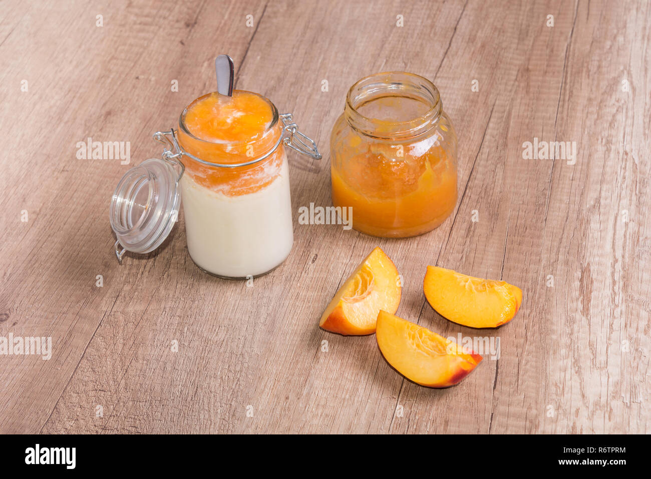Una sana prima colazione al mattino, yogurt fatto in casa e marmellate fatte in casa Foto Stock