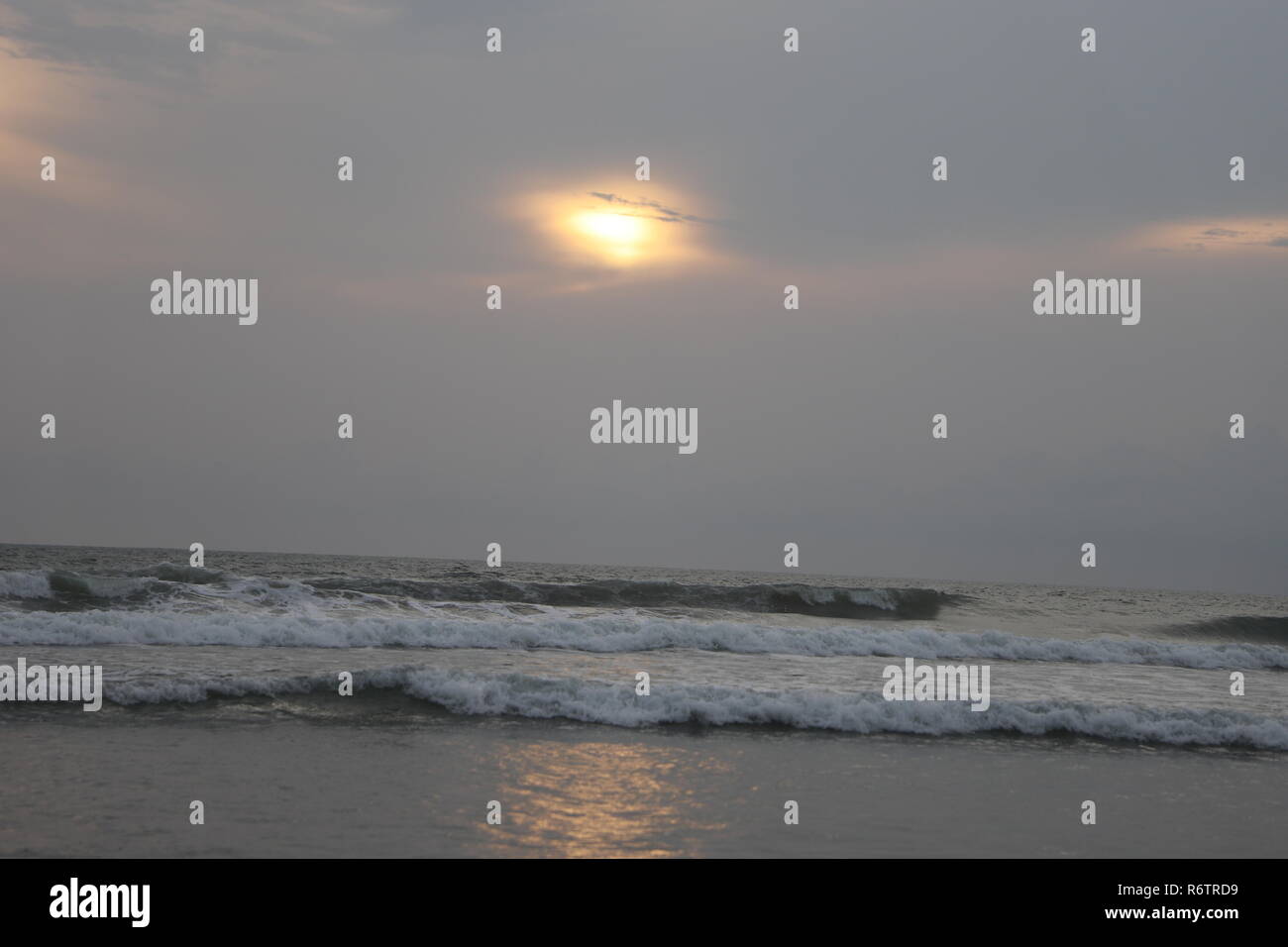 Molto bello e distensivo tramonto sulla spiaggia di Goa Foto Stock