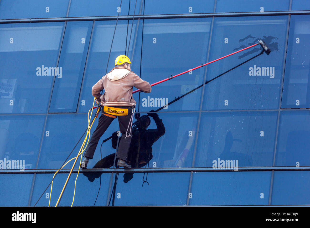 Detergente per vetri al lavoro su una facciata di vetro, Repubblica Ceca Foto Stock