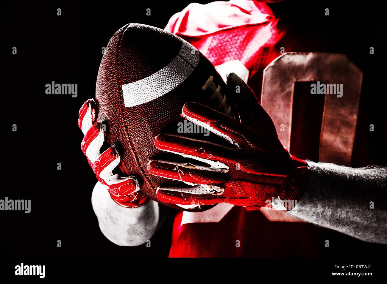 Giocatore di football americano tenendo palla da rugby Foto Stock