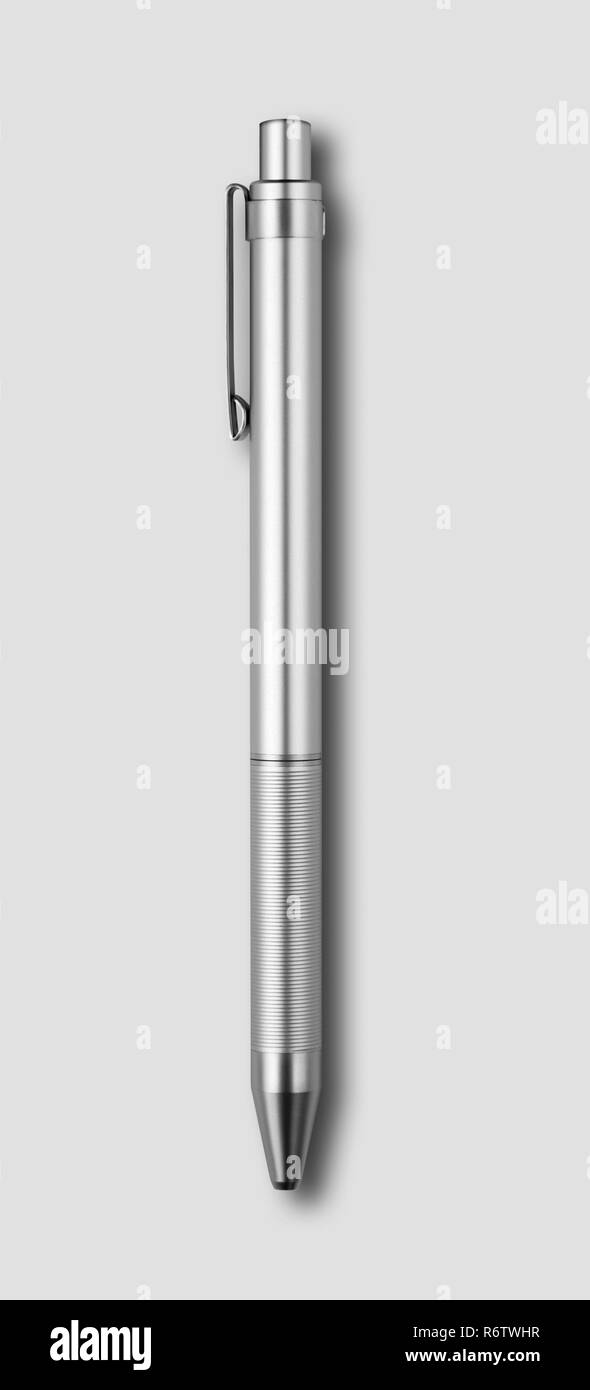 Penna in metallo isolato su sfondo grigio Foto Stock