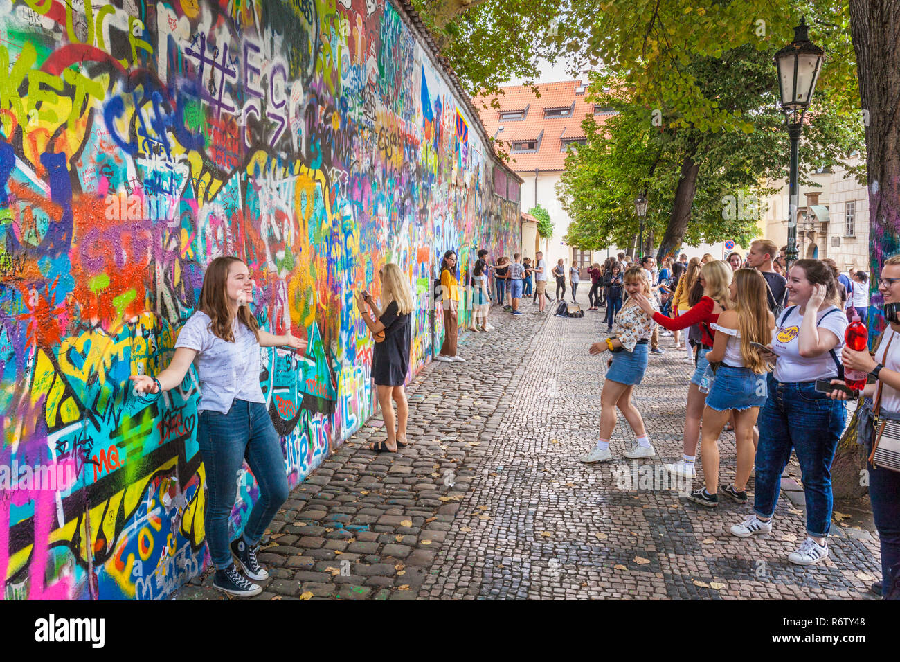 Un sacco di persone per scattare delle foto al Prague Lennon parete zeď Lennonova Praga Velkopřevorské náměstí, Malá Strana Praga Repubblica Ceca Europa Foto Stock