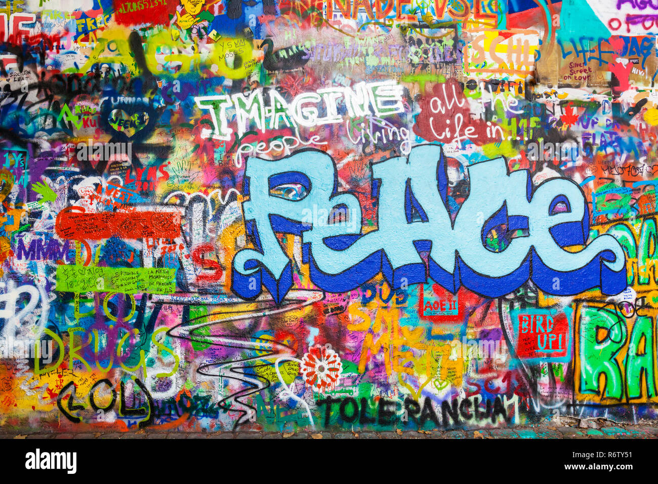 Praga Lennon parete zeď Lennonova con la pace di Praga graffiti Velkopřevorské náměstí, Malá Strana Praga Repubblica Ceca Europa Foto Stock