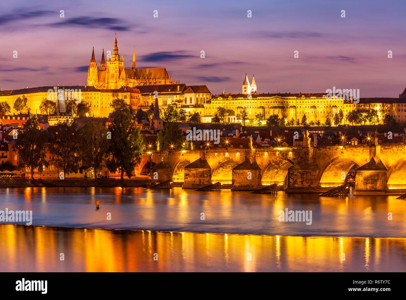 Il castello di Praga, la cattedrale di san vito Praga gli edifici del Parlamento europeo Charles Bridge sul fiume Moldava di notte Praga Repubblica Ceca Europa dell'UE Foto Stock