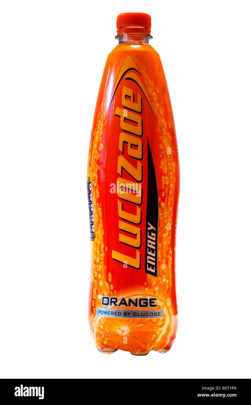 Una bottiglia di plastica di sapore di arancio Lucozade energy drink. Foto Stock