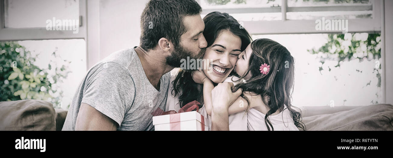 Madre riceve regalo da suo marito e figlia Foto Stock