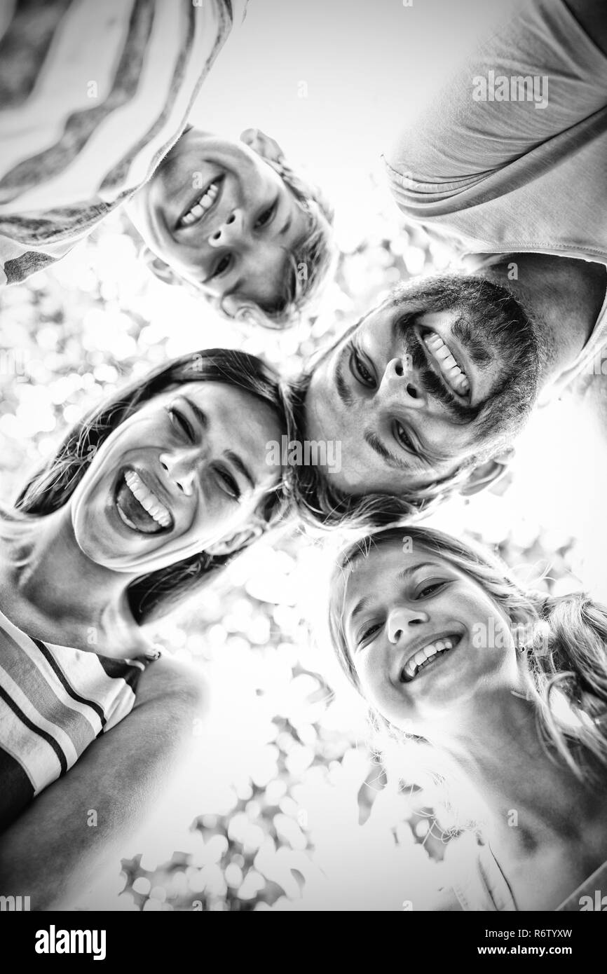 Famiglia formando huddle contro sky Foto Stock