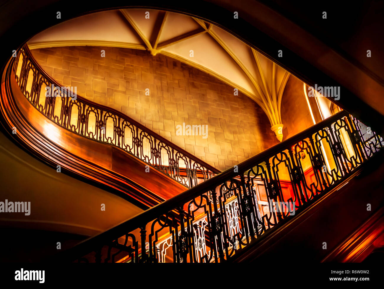 Un ornati in scala che conduce al piano superiore di Callanwolde Fine Arts Center, il quale è alloggiato entro un 27.000 piedi quadrati Revival Gothic-Tudor mansion Foto Stock