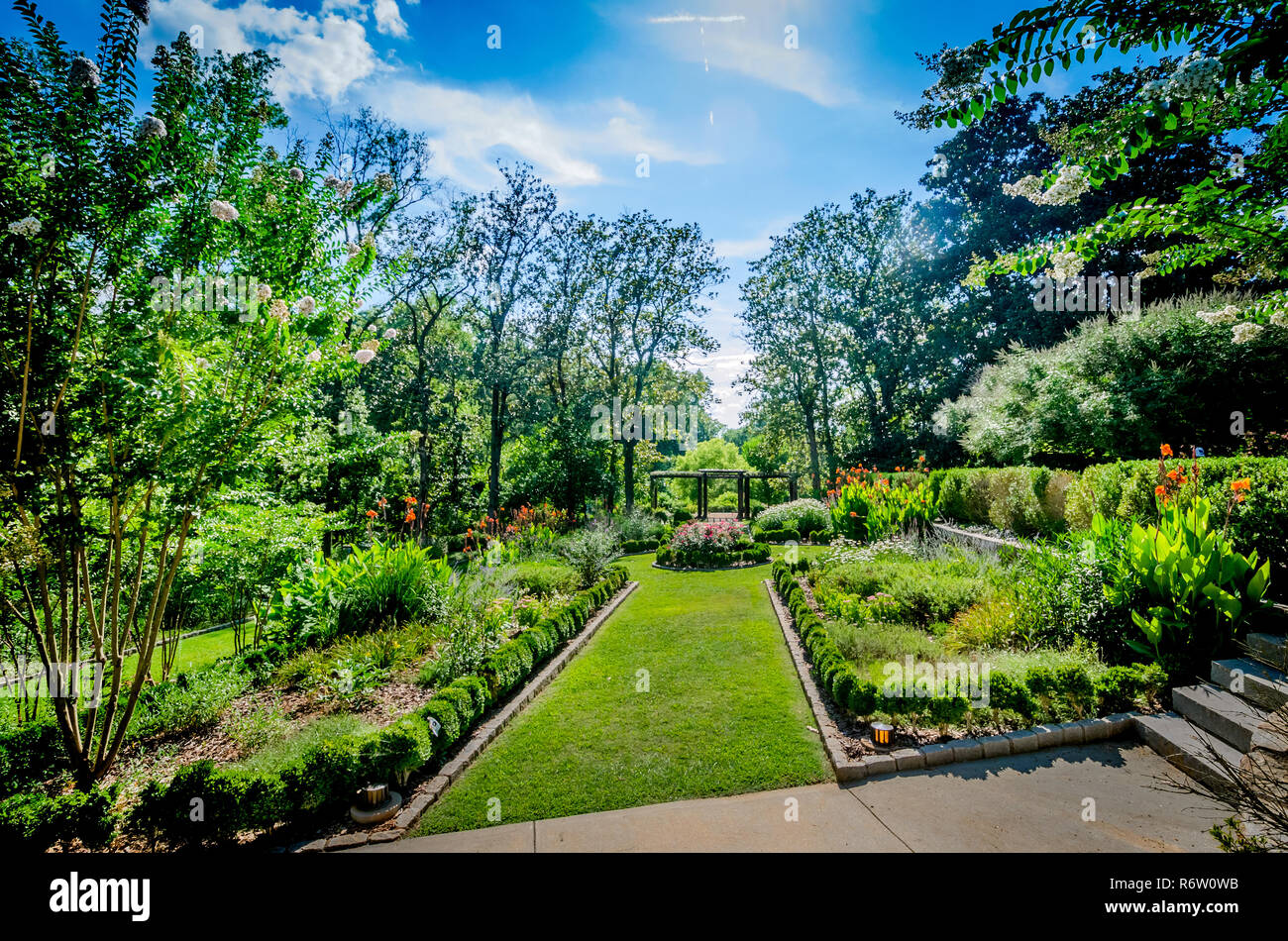 Un percorso erboso porta ad un giardino a Callanwolde Fine Arts Center. Foto Stock