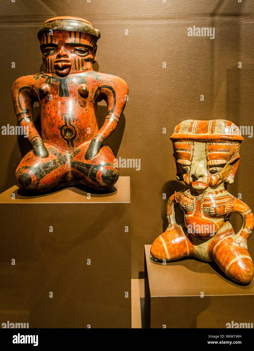 Ceramica Costa Rican effigi femmina, entrambi potenti sciamani sono visualizzati a Michael C. Carlos Museum alla Emory University di Atlanta, Georgia. Foto Stock