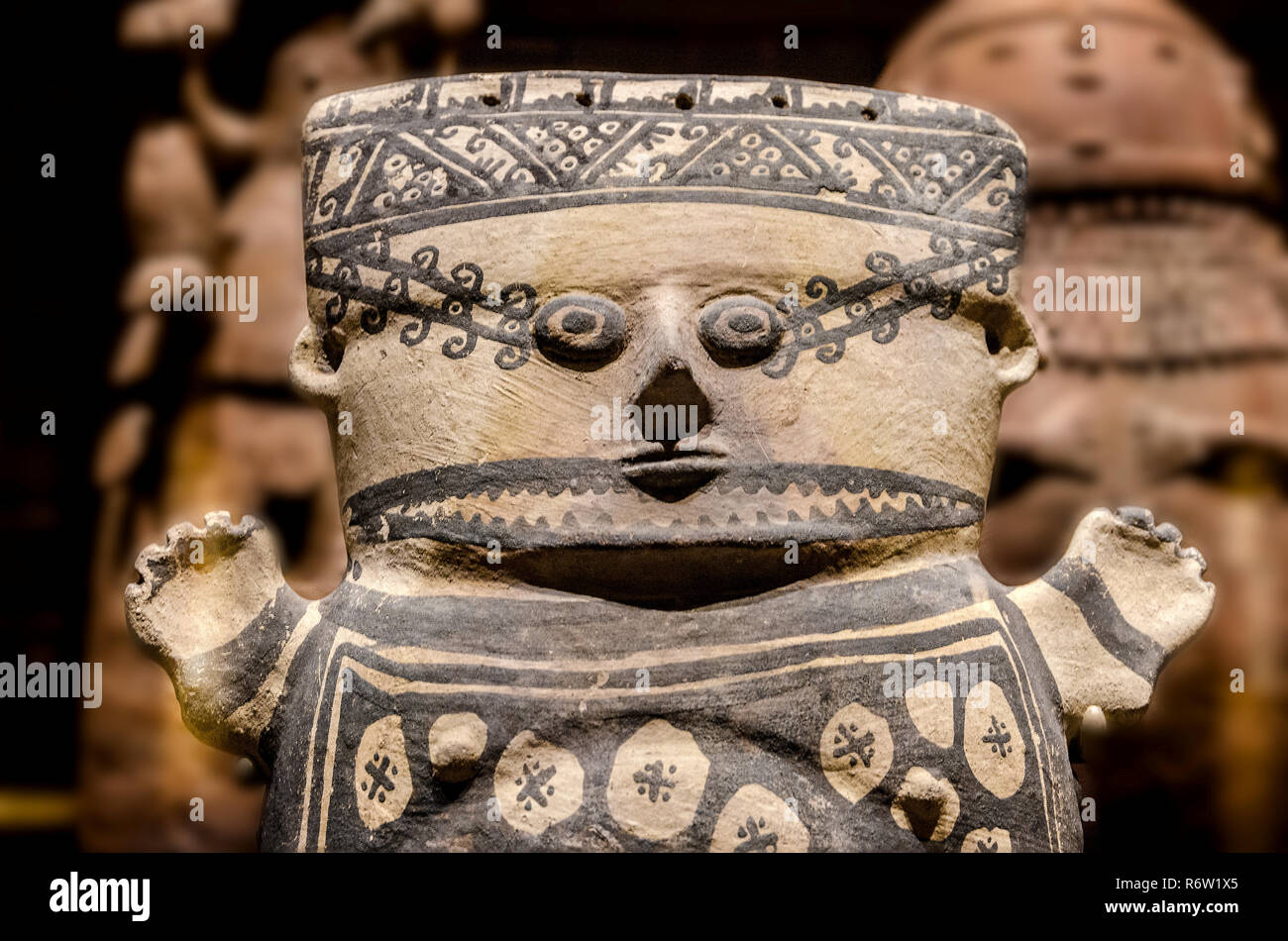 Una centrale femmina andina effige con squali balena animale-self è visualizzato a Michael C. Carlos Museum alla Emory University di Atlanta, Georgia. Foto Stock