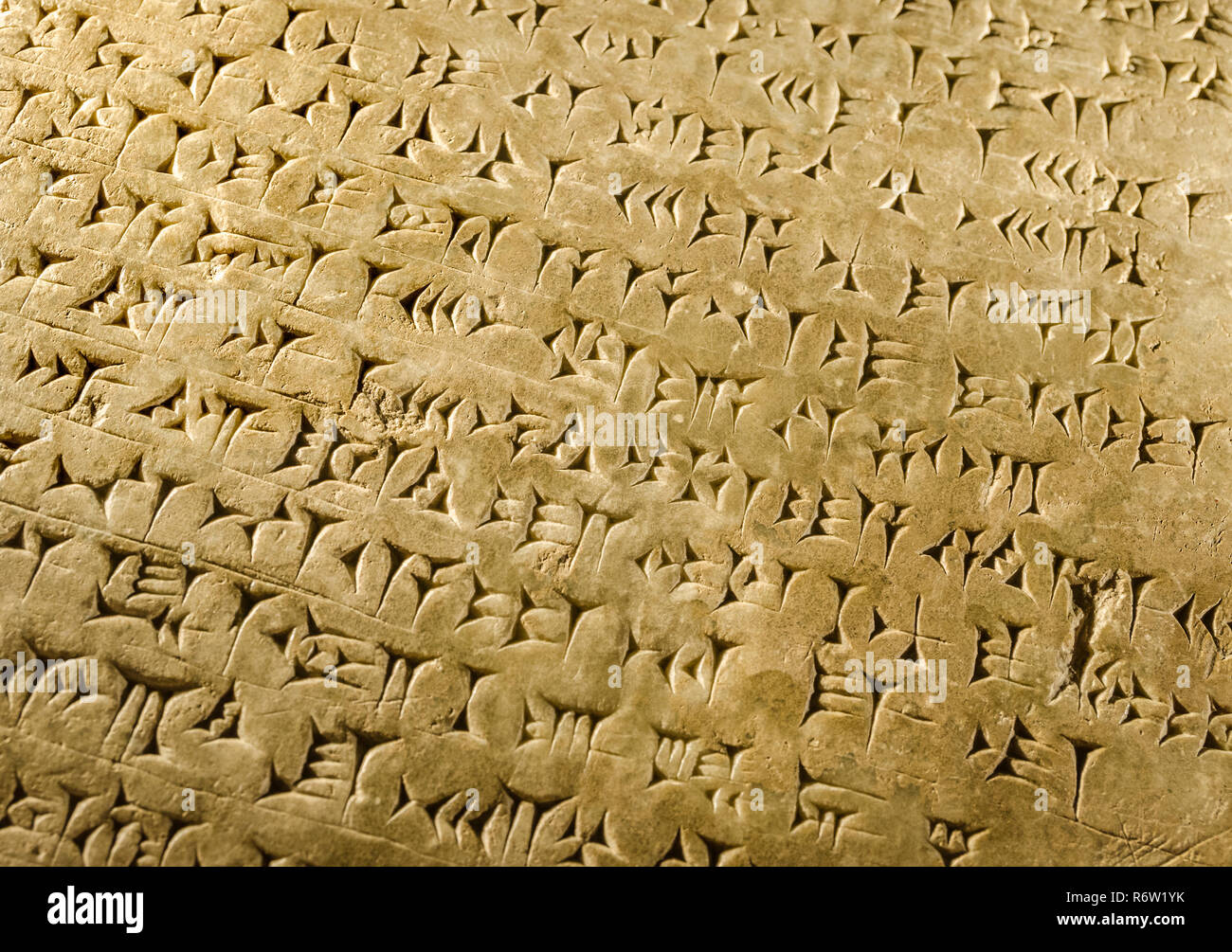 Un scolpito iscrizione cuneiforme dalla Mesopotamia è visualizzato a Michael C. Carlos Museum alla Emory University, Luglio 8, 2014, ad Atlanta, Georgia. Foto Stock