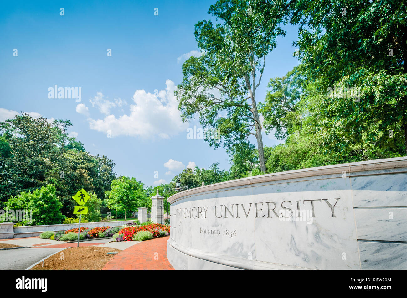 I fiori sbocciano all'ingresso Emory University, 7 luglio 2014, ad Atlanta, Georgia. Emory è stata fondata nel 1836 ed è un privato di ricerca università. Foto Stock