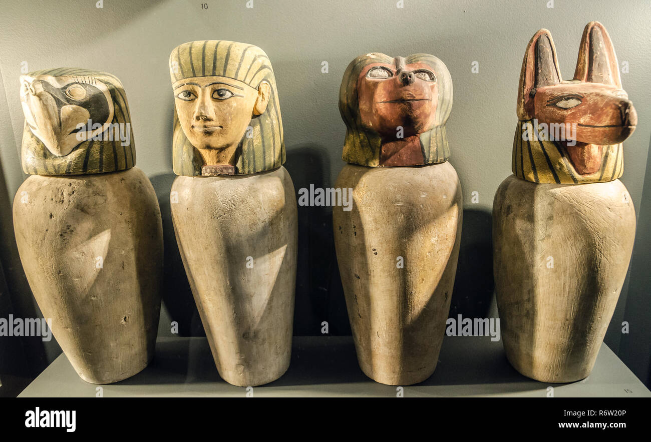 Manichino quattro vasi canopi, fatta di calcare, sono visualizzati a Michael C. Carlos Museum alla Emory University, Luglio 8, 2014, ad Atlanta, Georgia. Foto Stock