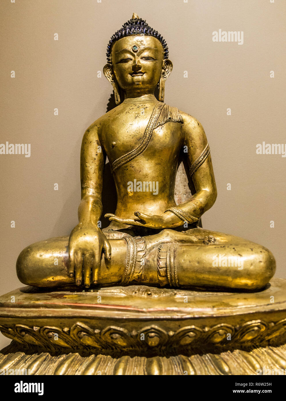Un tibetano statua in bronzo del Buddha Shakyamuni circa del XIII-XIV secolo è visualizzato a Michael C. Carlos Museum alla Emory University di Atlanta. Foto Stock