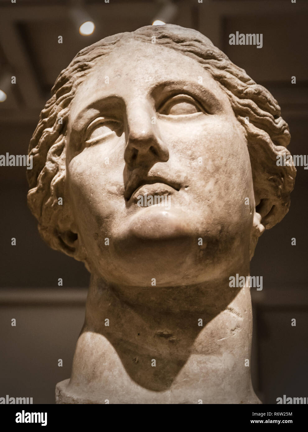 Una scultura greca di una dea, credeva di essere Demetra, è visualizzato su Michael C. Carlos Museum alla Emory University di Atlanta, Georgia. Foto Stock
