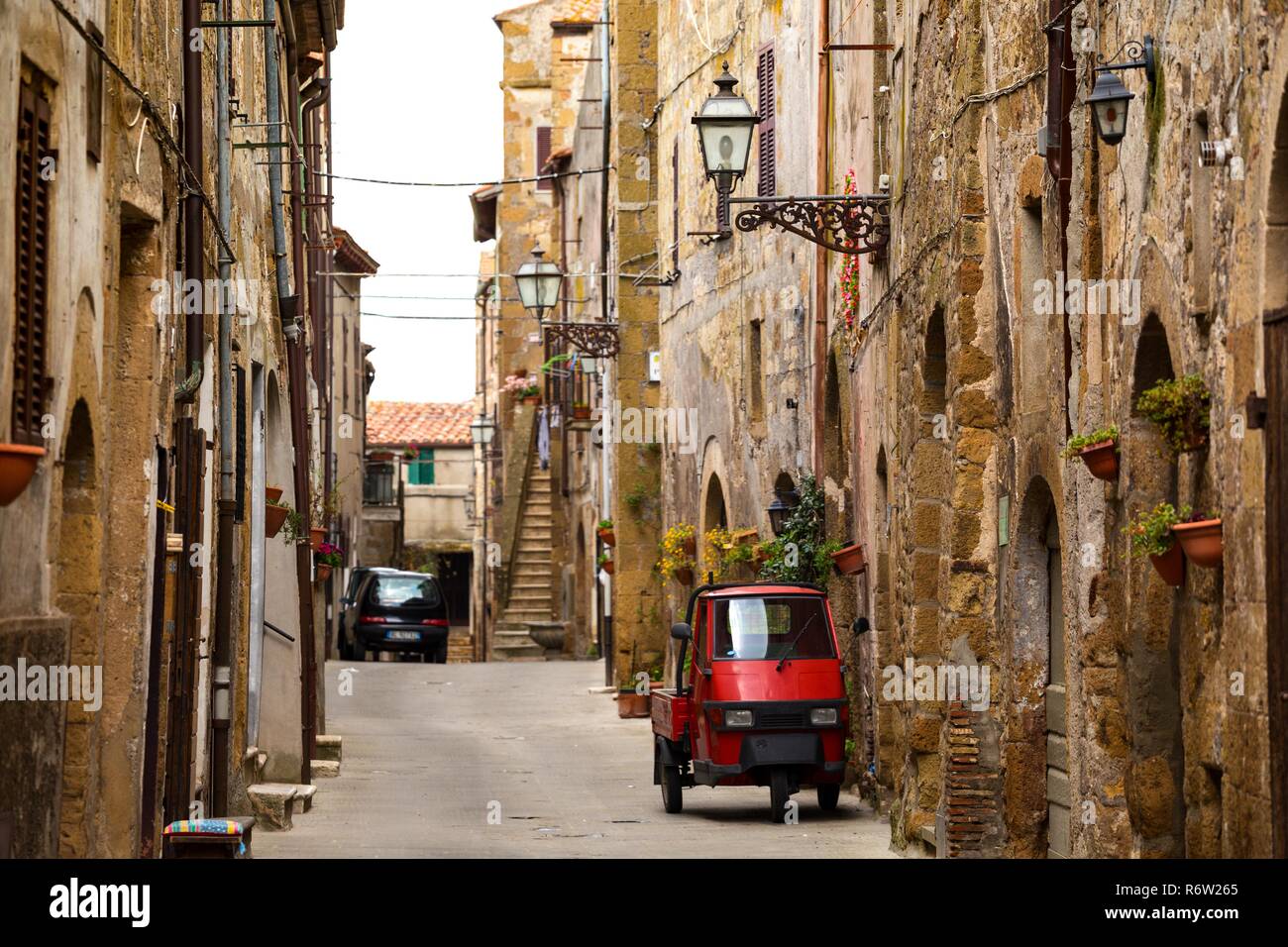 Piaggio Ape in piedi alla strada vuota della vecchia città italiana Foto Stock
