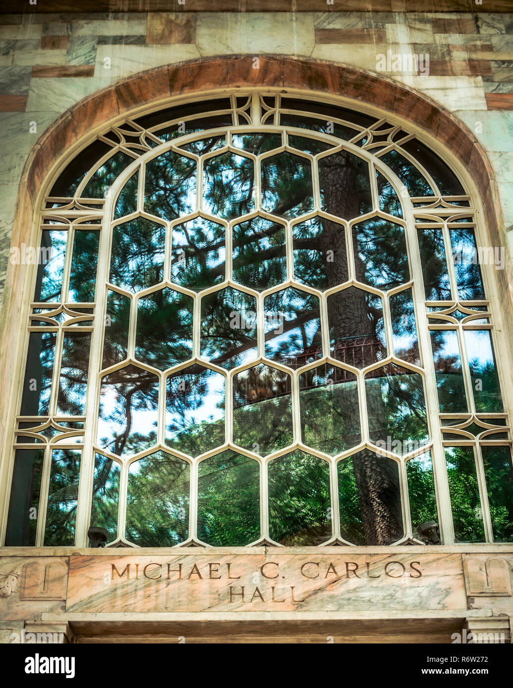 Una finestra è raffigurato alla Emory University, Luglio 8, 2014, ad Atlanta, Georgia. Il 1916 edificio è costruito in stile Beaux Arts. Foto Stock