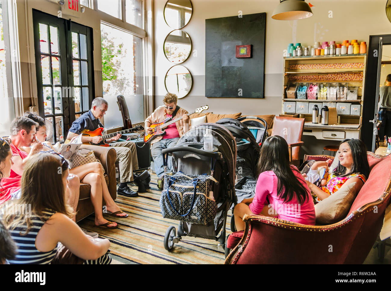 I clienti ascoltano la musica a Sun nel mio ventre Cafe, 15 giugno 2014, nella comunità di Kirkwood di Atlanta, Georgia. Foto Stock