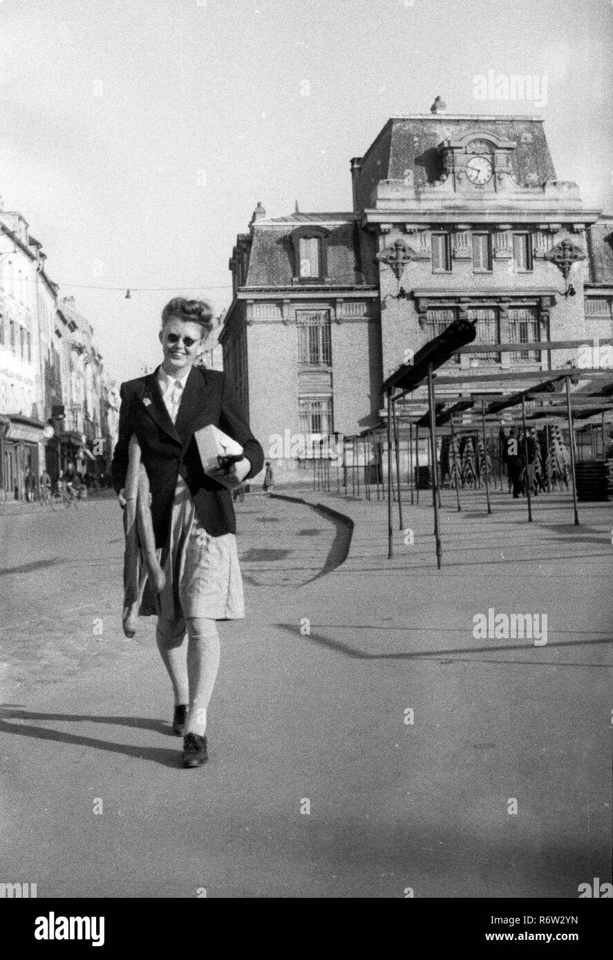 Parigi Francia aprile 1944 donna shopping con baguette di pane. Parigi Francia francese 1940 femminile tempo di guerra occupato Foto Stock
