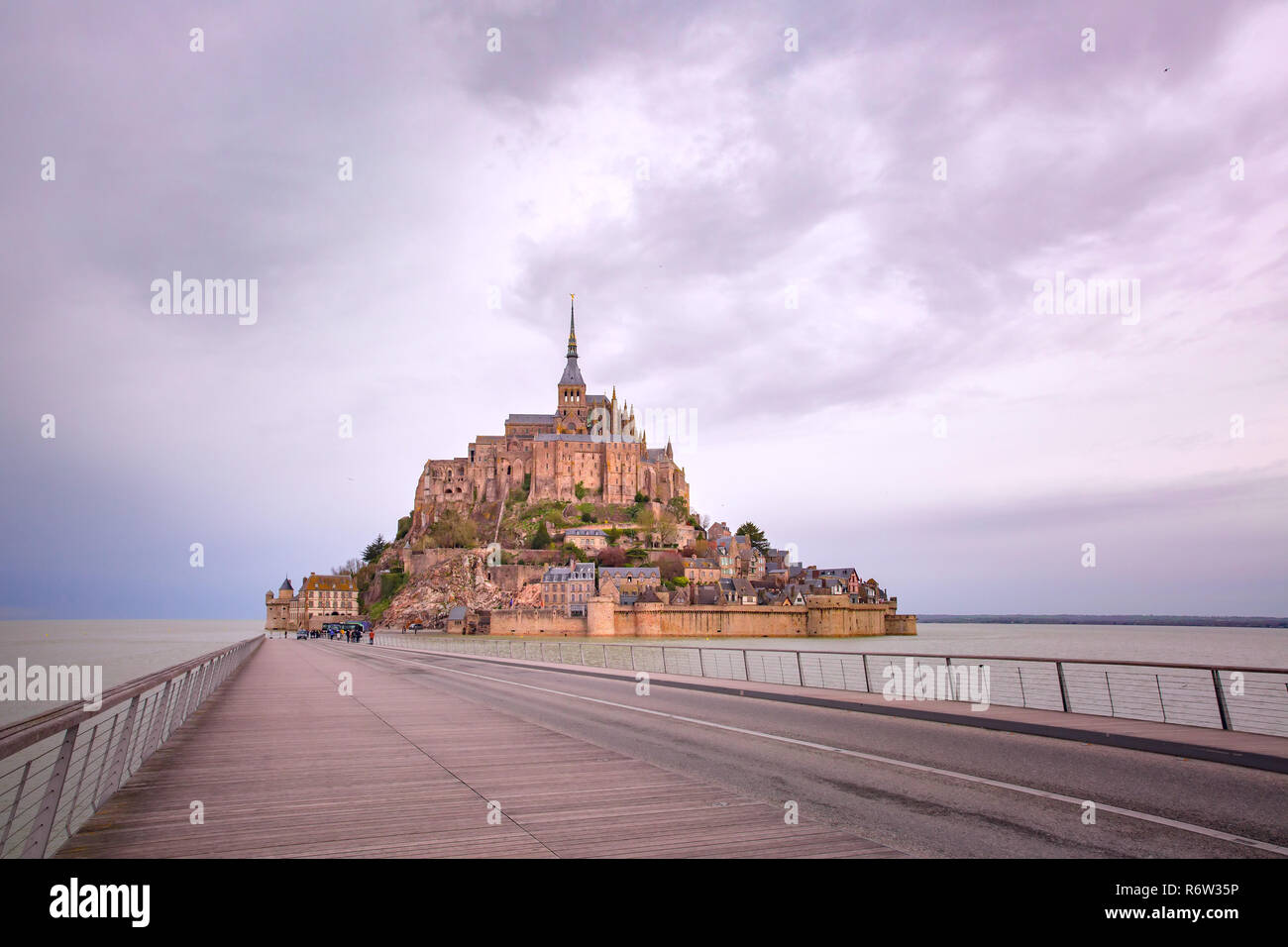 Mont Saint Michel al tramonto, Normandia, Francia Foto Stock