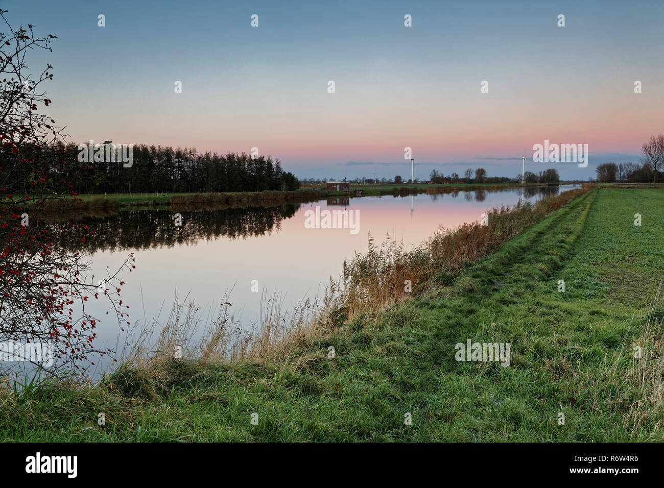 Atmosfera serale a knockster tief in ostfriesland Foto Stock