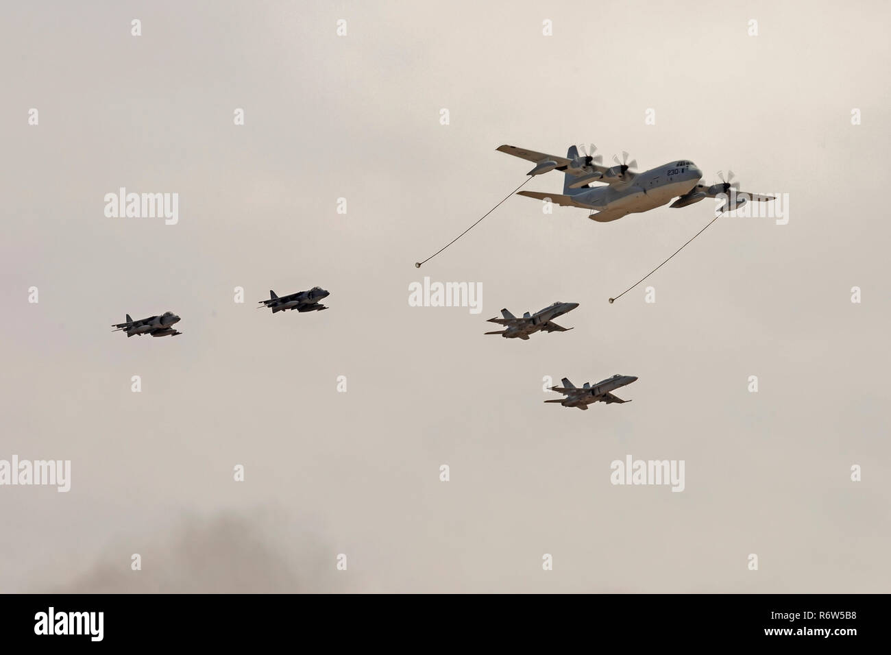 Aerei C-130 il rifornimento di Marines getti Foto Stock
