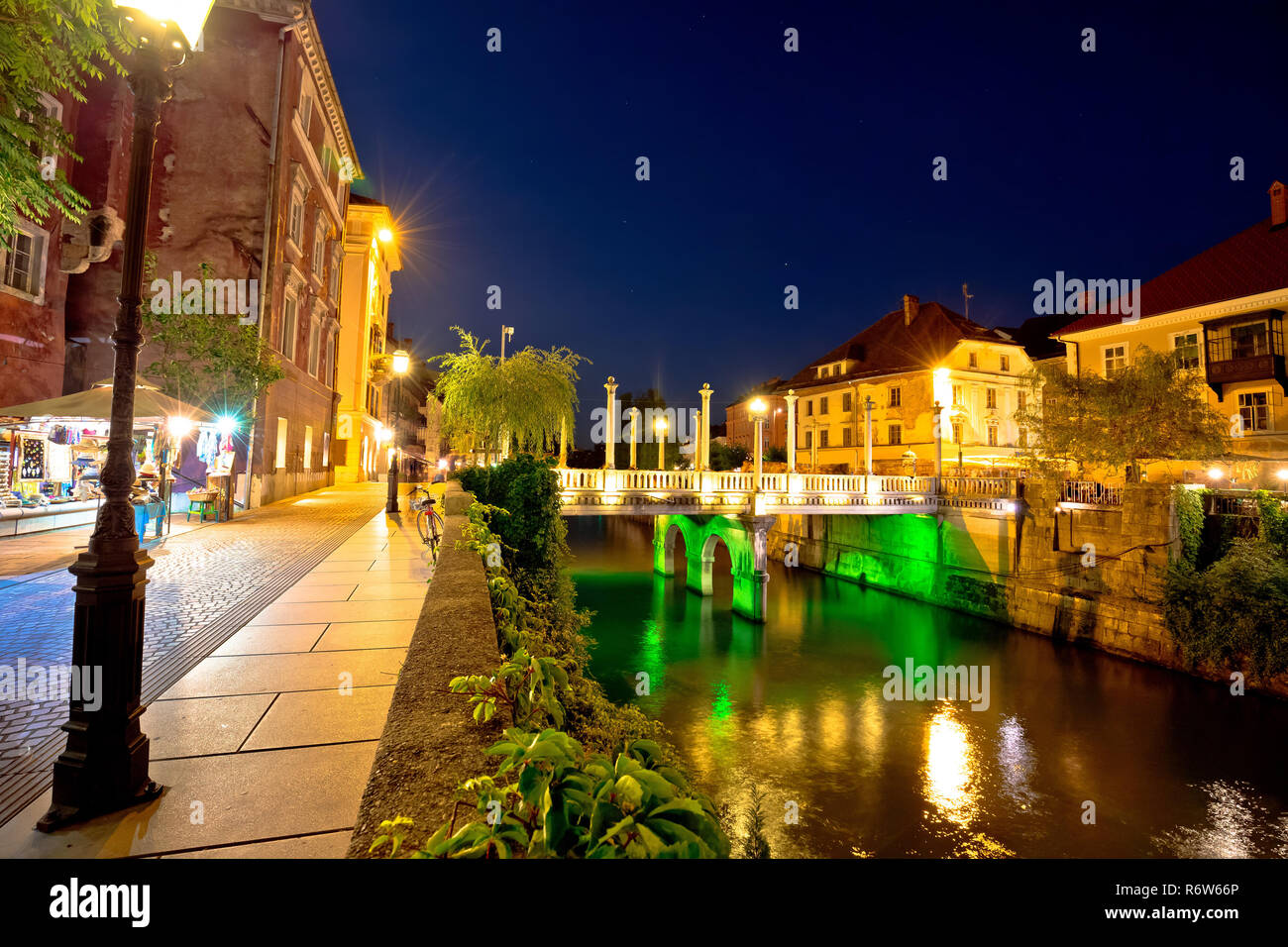 Fiume Ljubljanica waterfront di Lubiana in vista serale Foto Stock